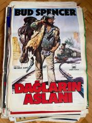 DAĞLARIN ASLANI FİLMİNİN AFİŞİ OYNAYANLAR: BUD SPENCER YÖNETMEN: MICHELE LUPO