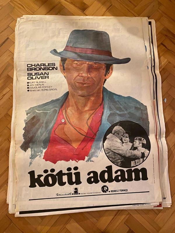 KÖTÜ ADAM FİLMİNİN AFİŞİ OYNAYANLAR: CHARLES BRONSON, KURT RUSSELL, JAN MERLIN, DOUGLAS FOWLEY YÖNETMEN: BORIS SAGAL