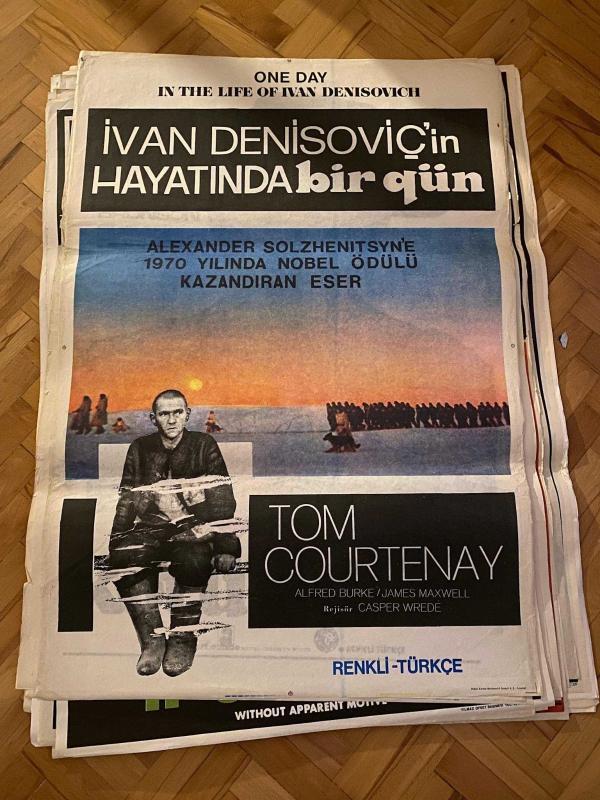 İVAN DENİSOVİÇ'İN HAYATINDA BİR GÜN FİLMİNİN AFİŞİ OYNAYANLAR: TOM COURTENAY, ALFRED BURKE, JAMES MAXWELL YÖNETMEN: CASPER WREDE