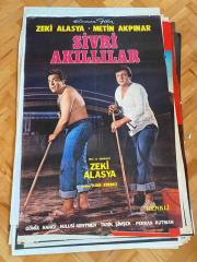 SİVRİ AKILLILAR FİLMİNİN AFİŞİ OYNAYANLAR: ZEKİ ALASYA, METİN AKPINAR