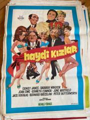 HAYDİ KIZLAR FİLMİNİN AFİŞİ OYNAYANLAR: SIDNEY JAMES, BARBARA WINDSOR, JOAN SIMS, KENNETH CONNOR, JUNE WHITFIELD, JACK DOUGLAS, BERNARD BRESSLAW