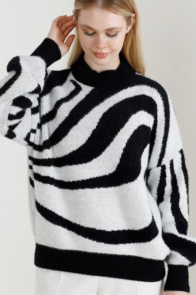Kadın Siyah Zebra Desenli Oversize Kalın Triko Kazak