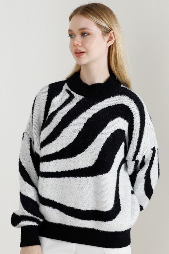 Kadın Siyah Zebra Desenli Oversize Kalın Triko Kazak