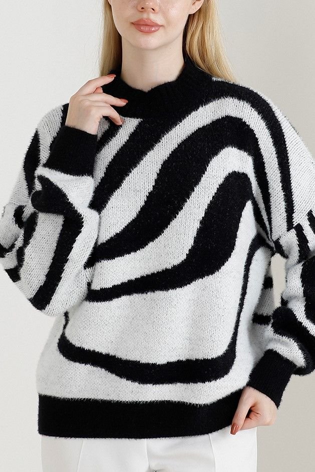 Kadın Siyah Zebra Desenli Oversize Kalın Triko Kazak