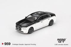 Mini GT BMW i7 xDrive60 Alpine White / Black Sapphire 959