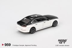 Mini GT BMW i7 xDrive60 Alpine White / Black Sapphire 959