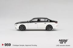 Mini GT BMW i7 xDrive60 Alpine White / Black Sapphire 959
