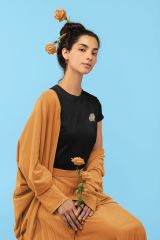 Başak Burcu Renkli Sembol Göğüs Logolu Siyah T-Shirt