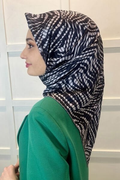 Aker 2022-23 Sonbahar Kış Yeni Sezon Sura Krep Saten 90x90cm Desenli İpek Eşarp 8573701 KOYU GRİ