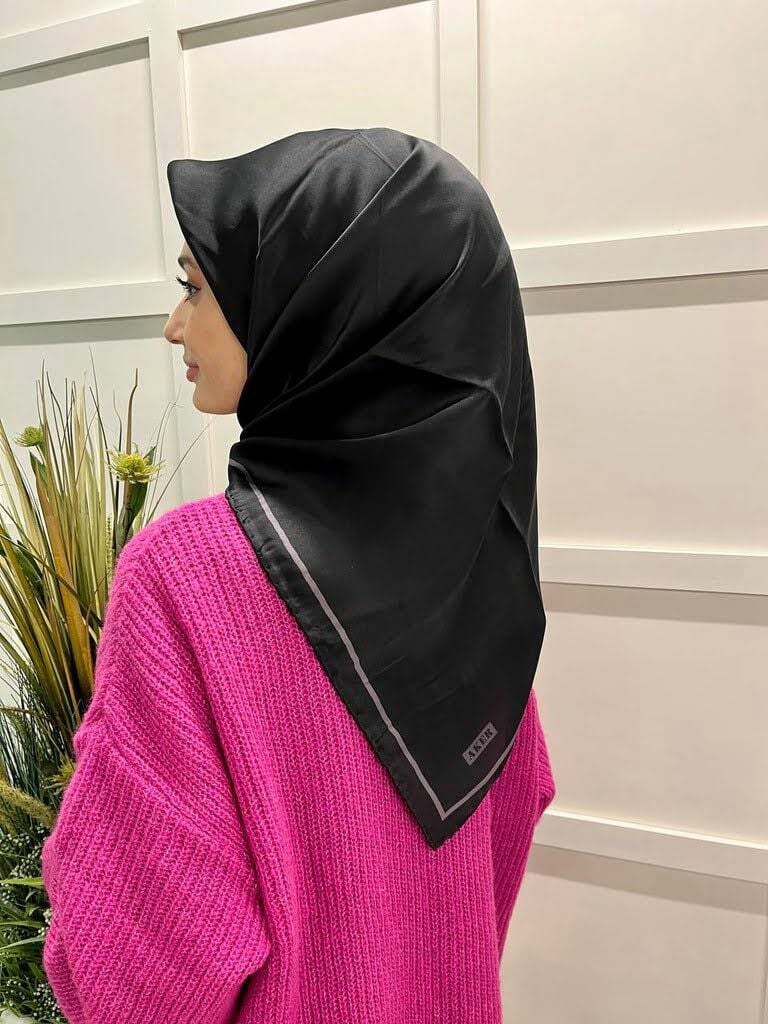 Aker Düz Renk Kenarı Çizgi Desenli Sezonsuz Sura Krep Saten 90x90cm İpek Eşarp 8472701 SİYAH