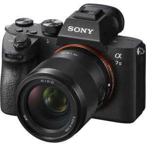 Sony FE 35mm f /1.8 Lens (SEL35F18F)