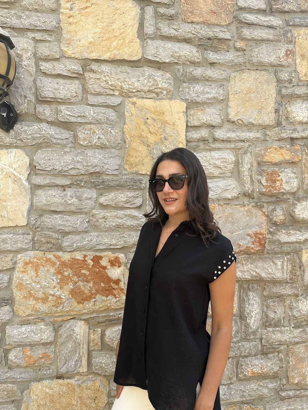 Siyah Kolları Taş İşlemeli Kolsuz Gömlek