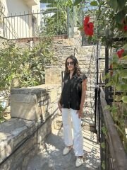 Siyah Kolları Taş İşlemeli Kolsuz Gömlek