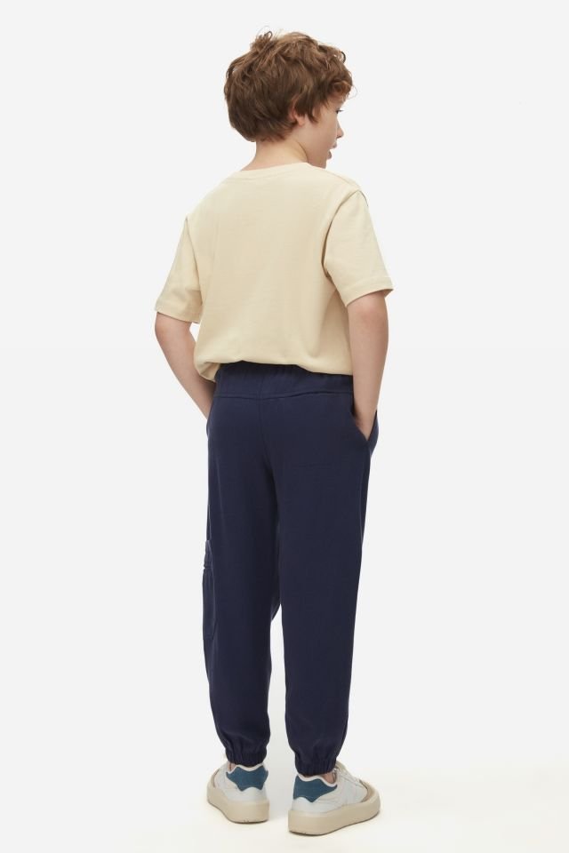 Erkek Çocuk Oversize Takım – Bej Ceket, Bej Tişört ve Lacivert Pantolon Şık Kombin