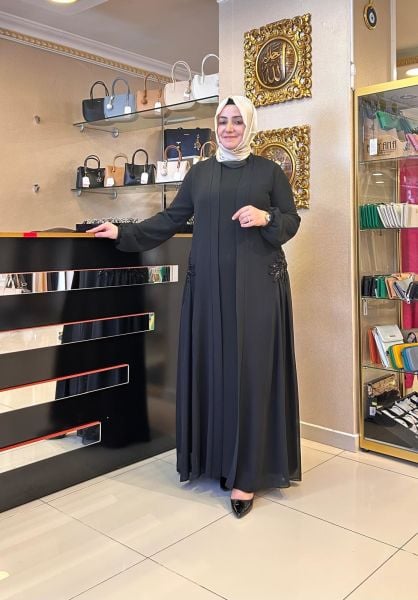 NURCAN ÇETİN/ ETEĞİ AKSESUAR VE ŞİFON DETAYLI ABAYA TAKIM