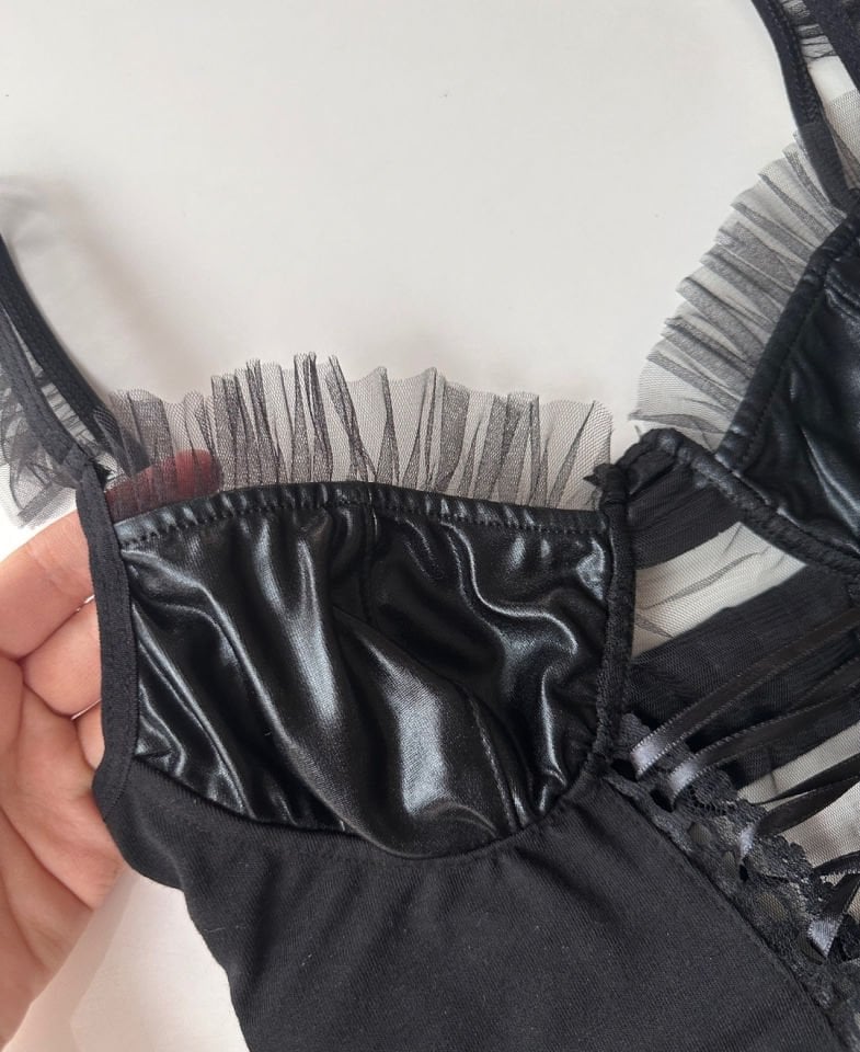 Siyah Tül Volan Detaylı Lateks Parlak Kumaşlı Seksi Bodysuit -8417