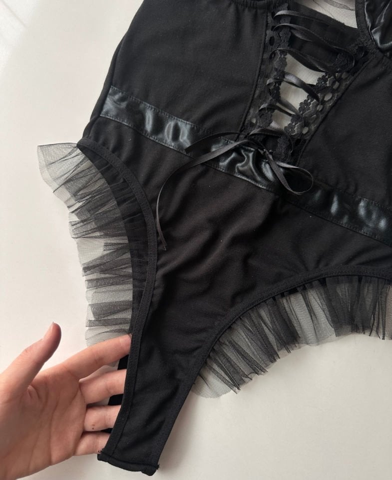 Siyah Tül Volan Detaylı Lateks Parlak Kumaşlı Seksi Bodysuit -8417