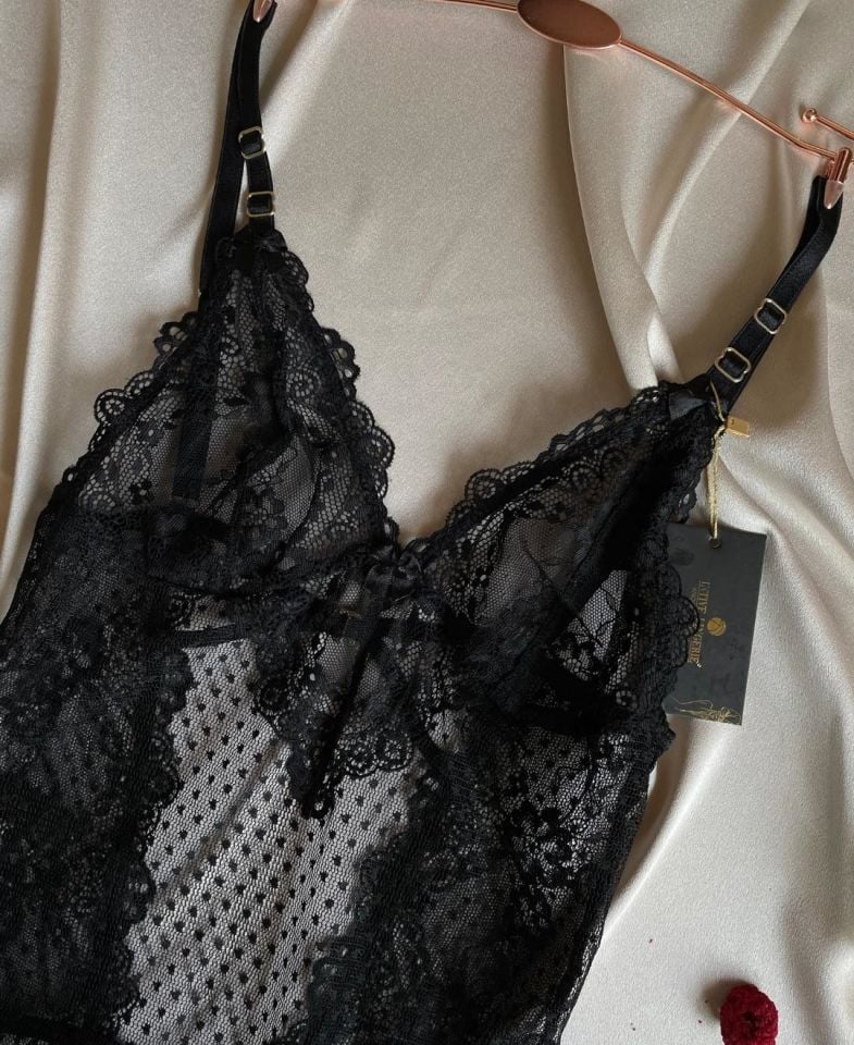 Kadın Siyah Tül Kumaş Transparan Tanga Detaylı Fırfırlı Büstiyer (Çorap Hediyeli) Siyah - XXL