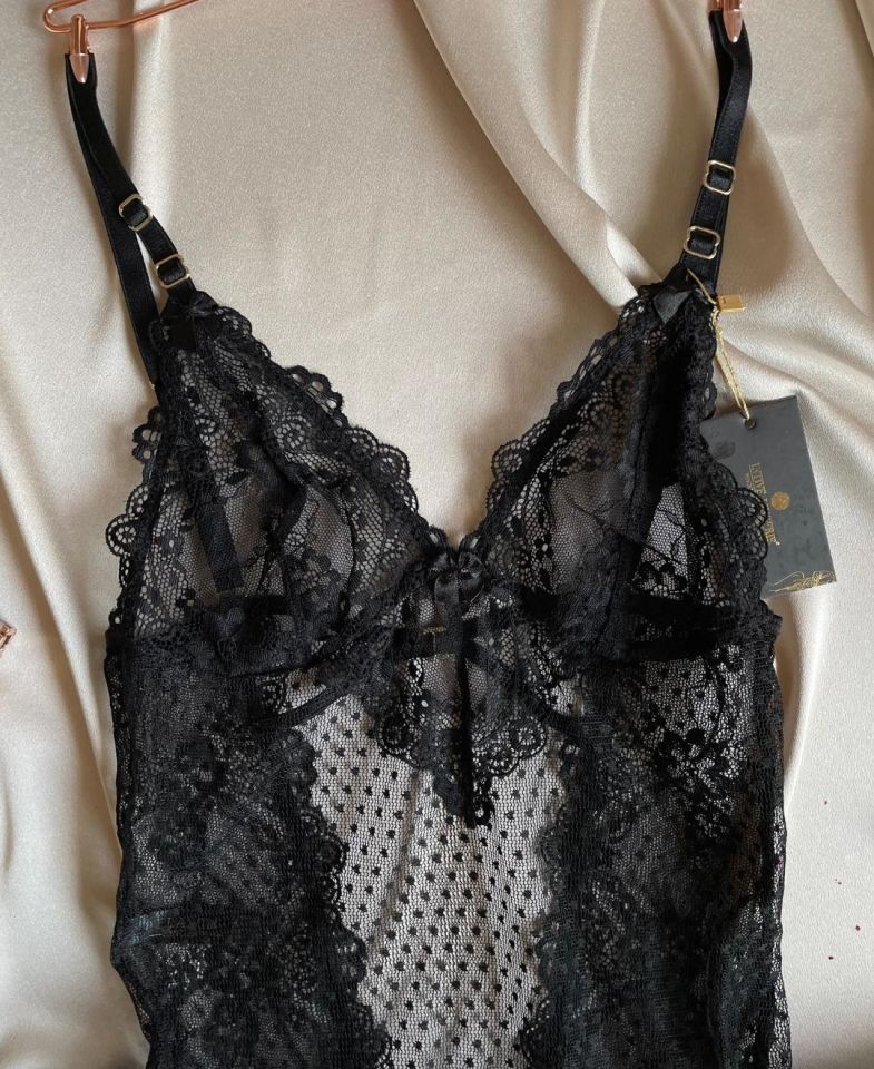 Kadın Siyah Tül Kumaş Transparan Tanga Detaylı Fırfırlı Büstiyer (Çorap Hediyeli) Siyah - XXL