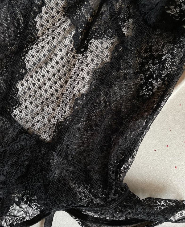 Kadın Siyah Tül Kumaş Transparan Tanga Detaylı Fırfırlı Büstiyer (Çorap Hediyeli) Siyah - XXL