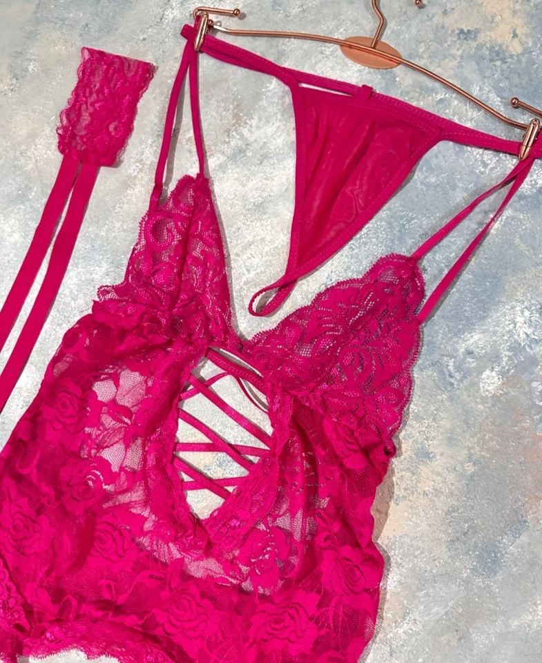 Intive Fantasy Önü Çapraz Dantelli El Kelepçeli Jartiyerli Bodysuit (Pembe-Siyah-Kırmızı)-ÇORAPSIZ Pembe - Standart