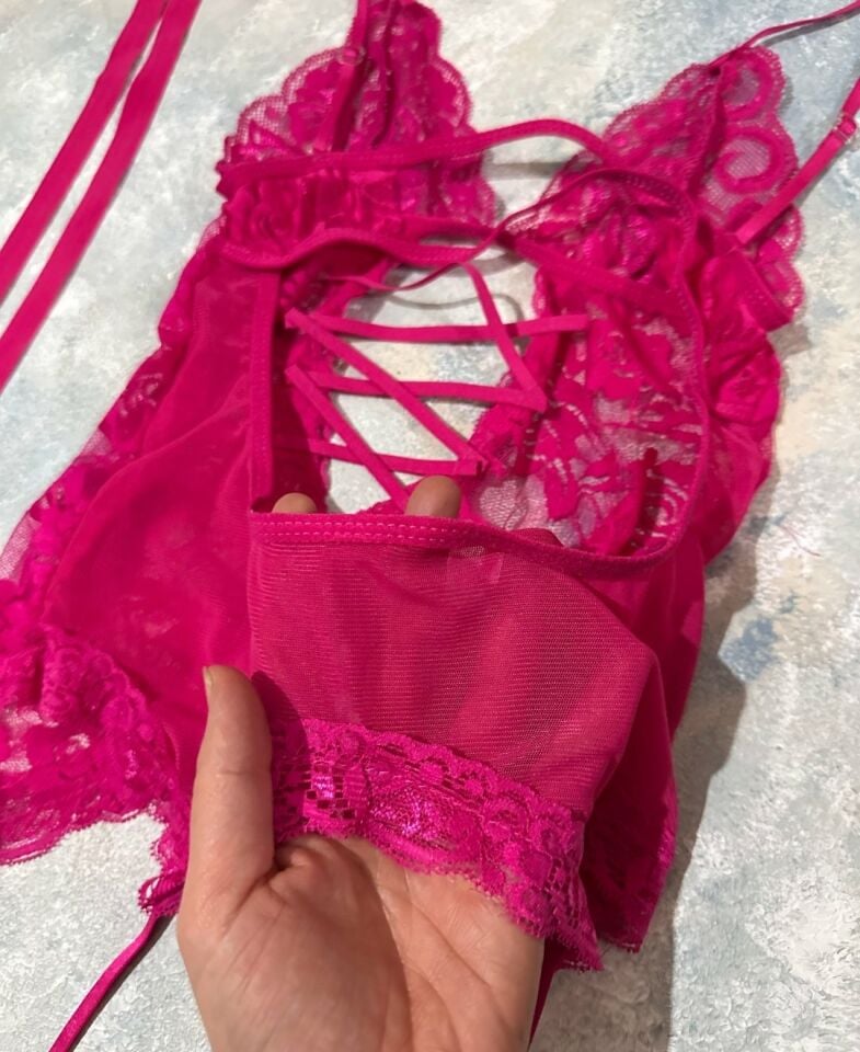Intive Fantasy Önü Çapraz Dantelli El Kelepçeli Jartiyerli Bodysuit (Pembe-Siyah-Kırmızı)-ÇORAPSIZ Pembe - Standart