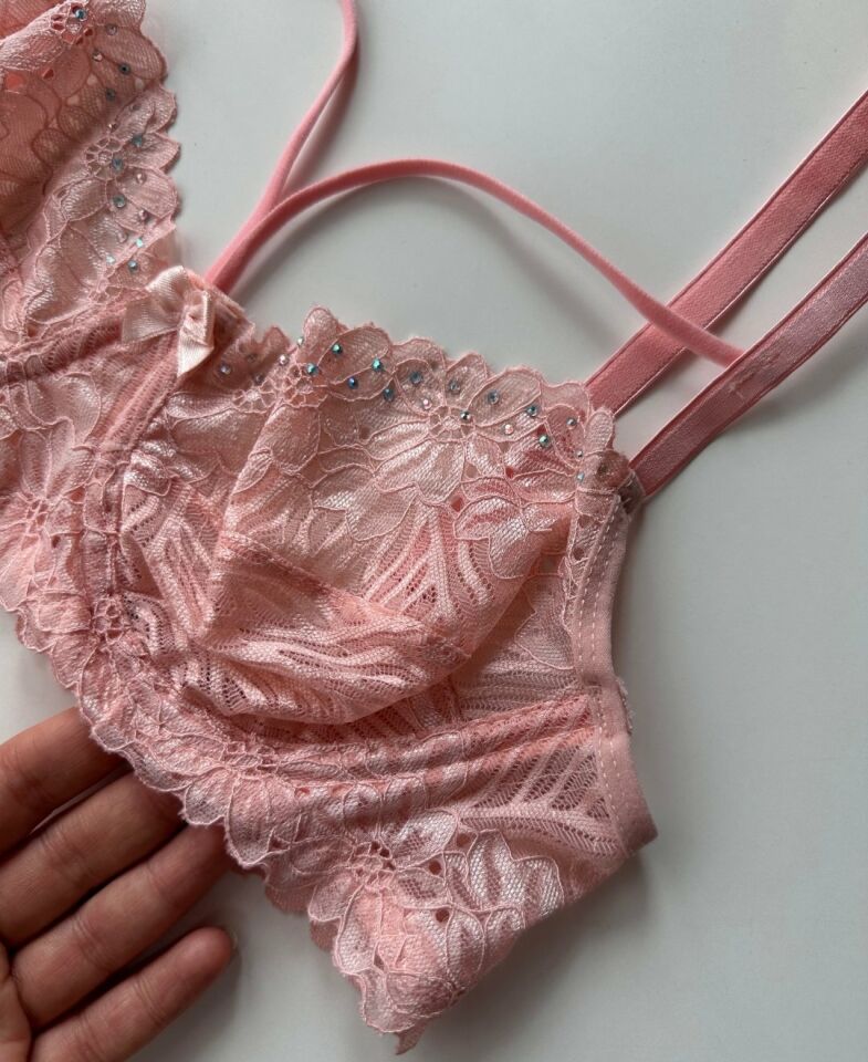 Lace Love Parlak Kumaş Dantelli Balenli Cheeky Külot Sütyen Takım Pembe - 85B