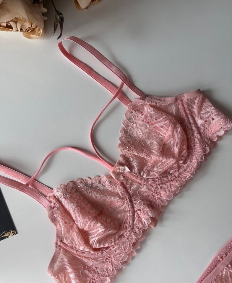 Lace Love Parlak Kumaş Dantelli Balenli Cheeky Külot Sütyen Takım Pembe - 95B