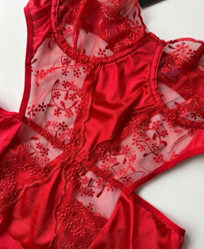 Love Satin Kırmızı Yan Dekolte Transparan Dantel ve Saten Detaylı Bodysuit 75B