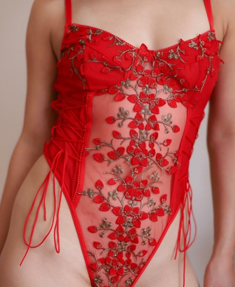 Blair Çiçekli Transparan  Nakışlı Yandan Bağlamalı Seksi Bodysuit/Babydoll Kırmızı - S
