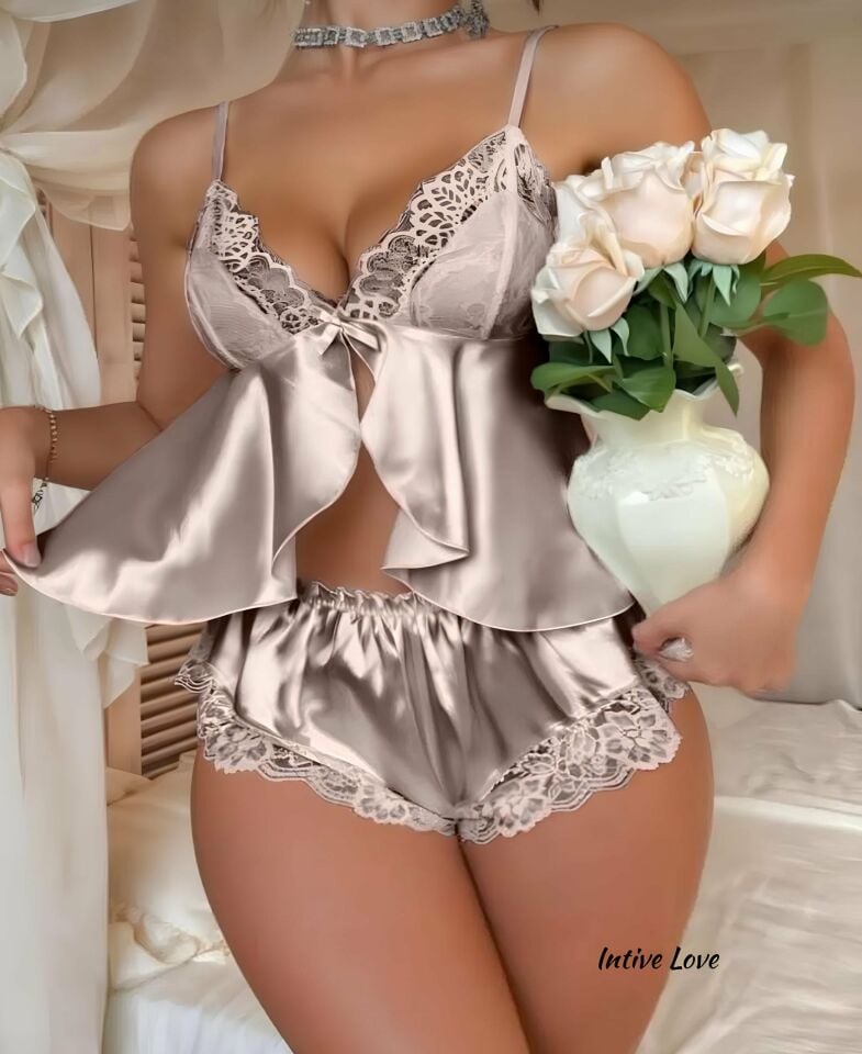 Intive Bej Saten Kutulu Dantelli Önü ve Sırtı Açık Büstiyer Mini Şort Takım Intive Bej Saten Kutulu Dantelli Önü ve Sırtı Açık Büstiyer Mini Şort Takım