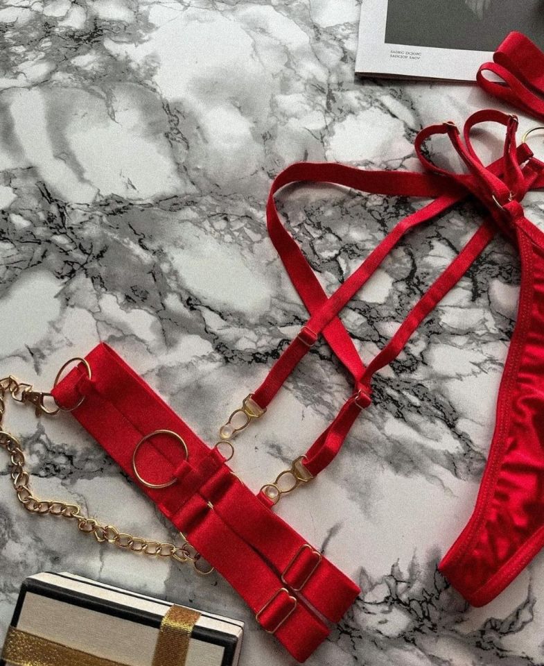 Adeline Saten Bacak Aksesuarlı Zincir Detaylı İthal Harness Jartiyerli Sütyen Takım (Limited) Kırmızı - L