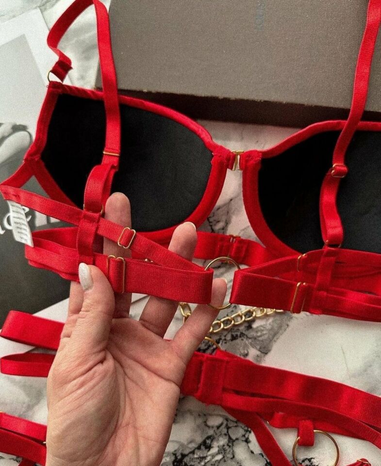 Adeline Saten Bacak Aksesuarlı Zincir Detaylı İthal Harness Jartiyerli Sütyen Takım (Limited) Kırmızı - L