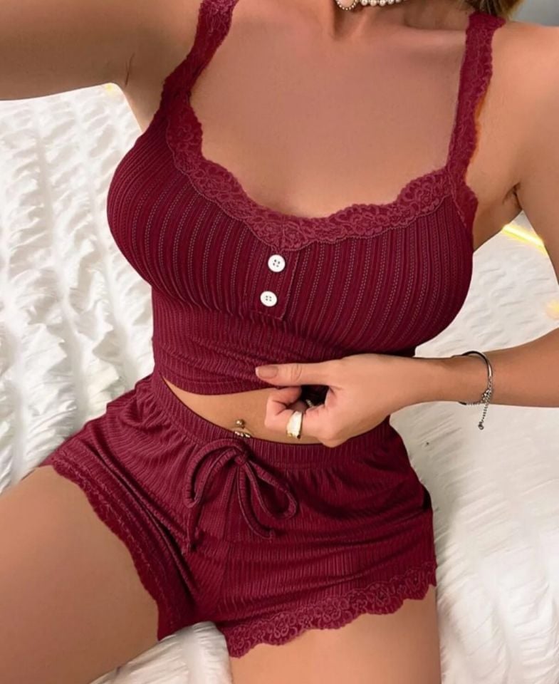 Intive Bordo Önü Düğme Dantel Detaylı Şortlu Askılı Rahat Büstiyer Şort Takım Intive Bordo Önü Düğme Dantel Detaylı Şortlu Askılı Rahat Büstiyer Şort Takım