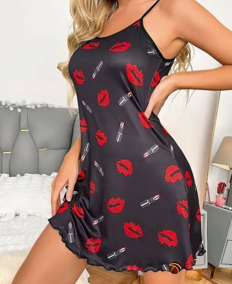 Intive Ruj ve Öpücük Desenli Siyah İnce Askılı Mini Gecelik Siyah - L/XL