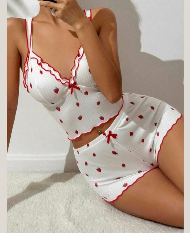 Intive Çilek Desenli Rahat Kumaş Derin V Dekolte Büstiyerli Şortlu Pijama Takımı/Gecelik/ Intive Çilek Desenli Rahat Kumaş Derin V Dekolte Büstiyerli Şortlu Pijama Takımı/Gecelik/
