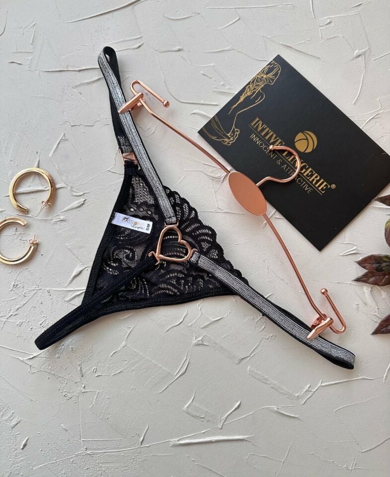 Passione Parlak Şerit Detaylı Pembe/Siyah Esnek Arkası Kalp Aksesuar Detaylı String Siyah - L/XL
