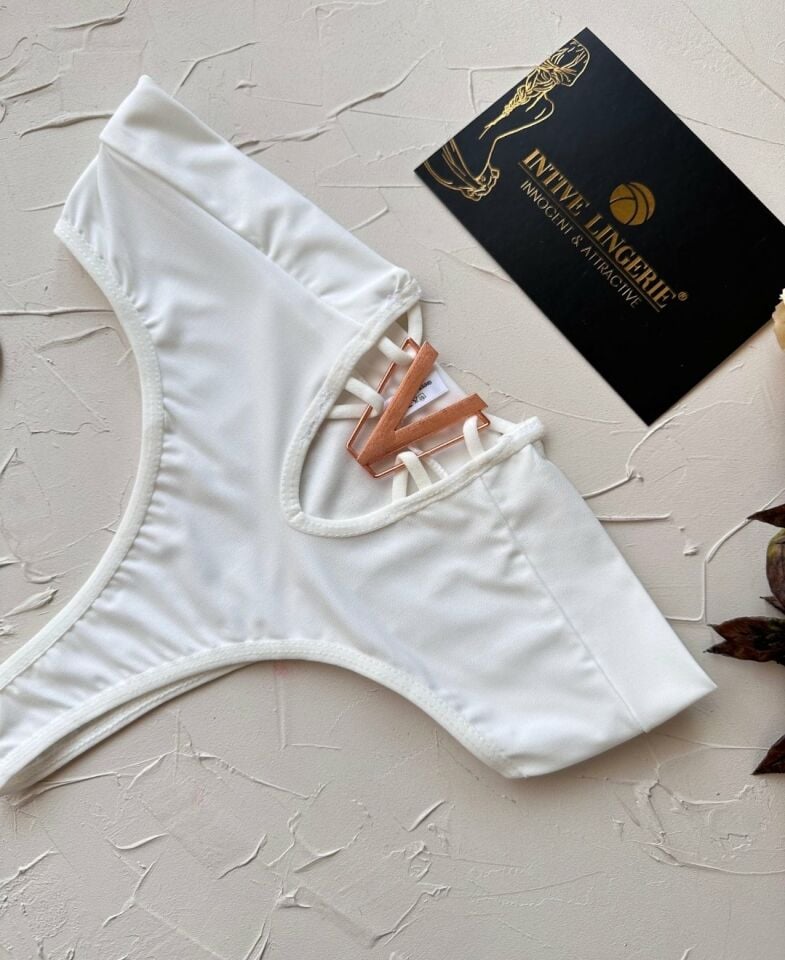 Passione Önü V Aksesuarlı Cut-Out Detaylı Esnek Tanga (Beyaz/Kırmızı/Siyah) Beyaz - S/M