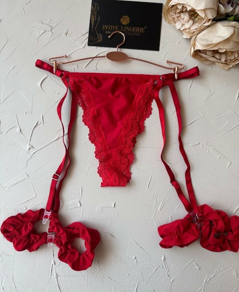 Passione Kırmızı Fırfır Bacak Aksesuarlı Jartiyerli Arkası Dekolteli Fantasy Tanga
