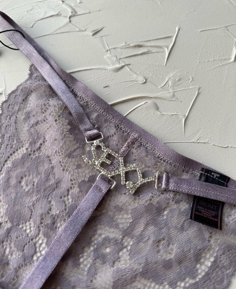 Arkası Parlak Taşlı -Sexy- Yazılı Dantelli String (Special Edition) Lila - Tek Ebat