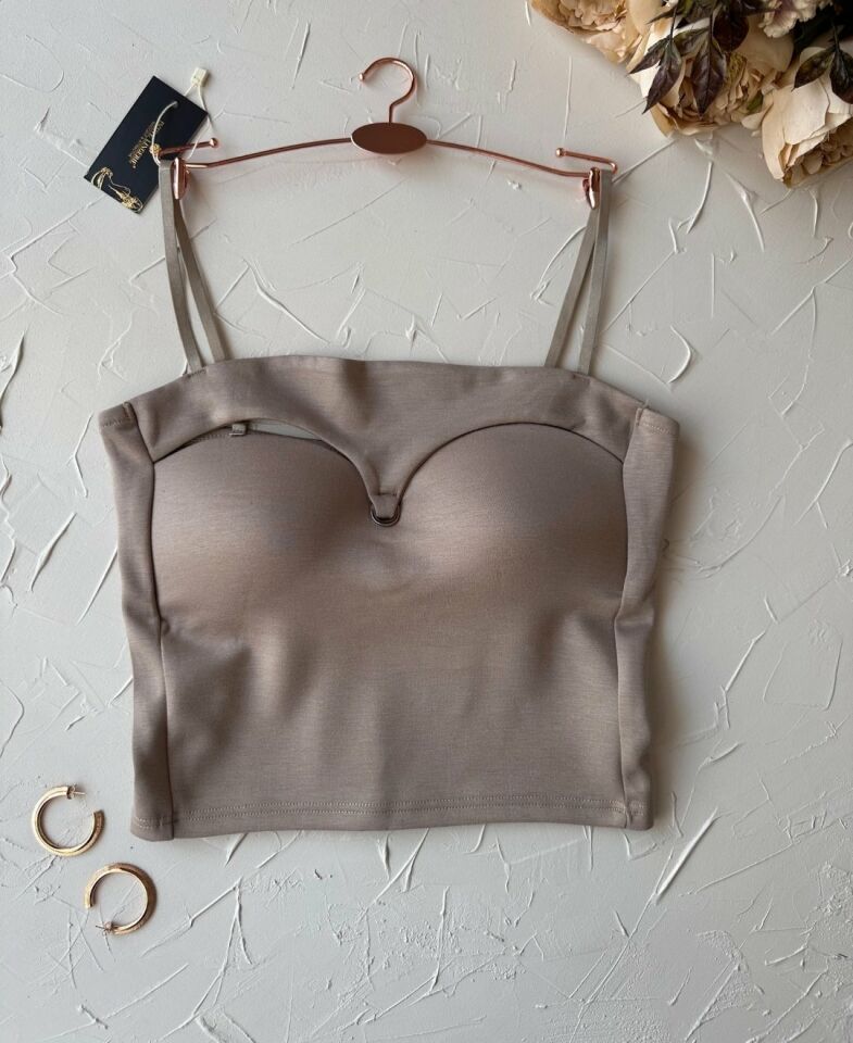 Chole İthal Pamuklu Göğsü Cut-Out Halka Detaylı İnce Askılı Büstiyer/Crop Bej - M/L