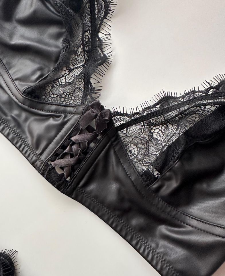 Kadın Tasarım Lateks Deri Önü Bağlama Detaylı Seksi Sütyen Takım (Çorap Hediyeli) - Rylee Siyah - 2XL