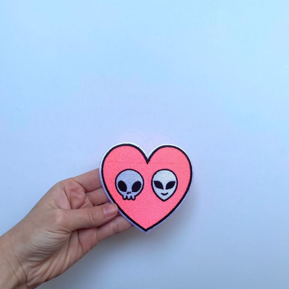 Fosforlu Pembe - Uzaylı sevgisi nakışlı arma, Patch, Yapışkanlı Yama, aksesuar