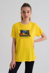 b-fit Kadın Kısa Kollu Baskılı T-Shirt Wormie Yağmur Kitap Kahve - SARI