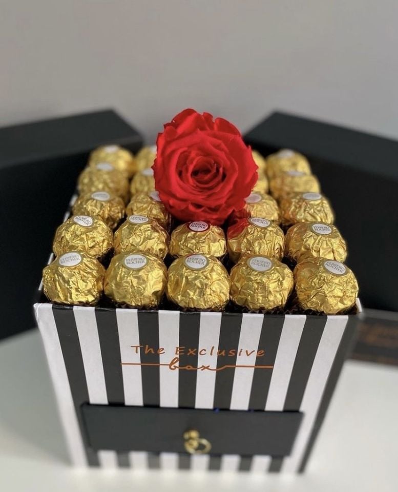 Solmayan Kırmızı Gül & Çikolata Hediye Kutusu