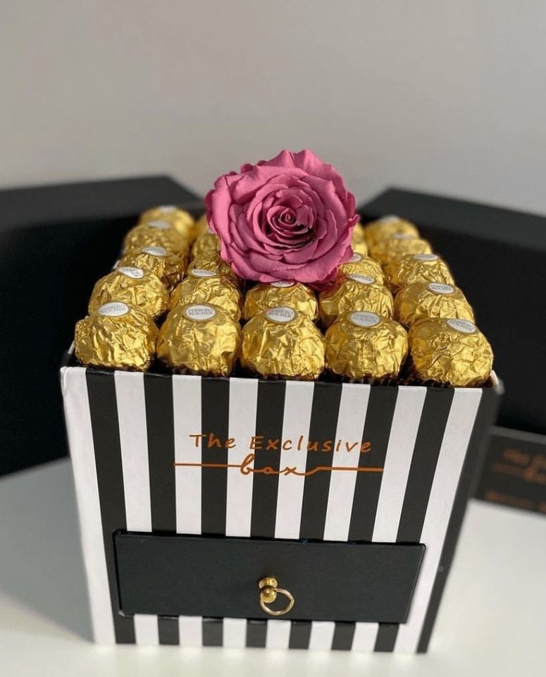 Solmayan Pembe Gül & Çikolata Hediye Kutusu