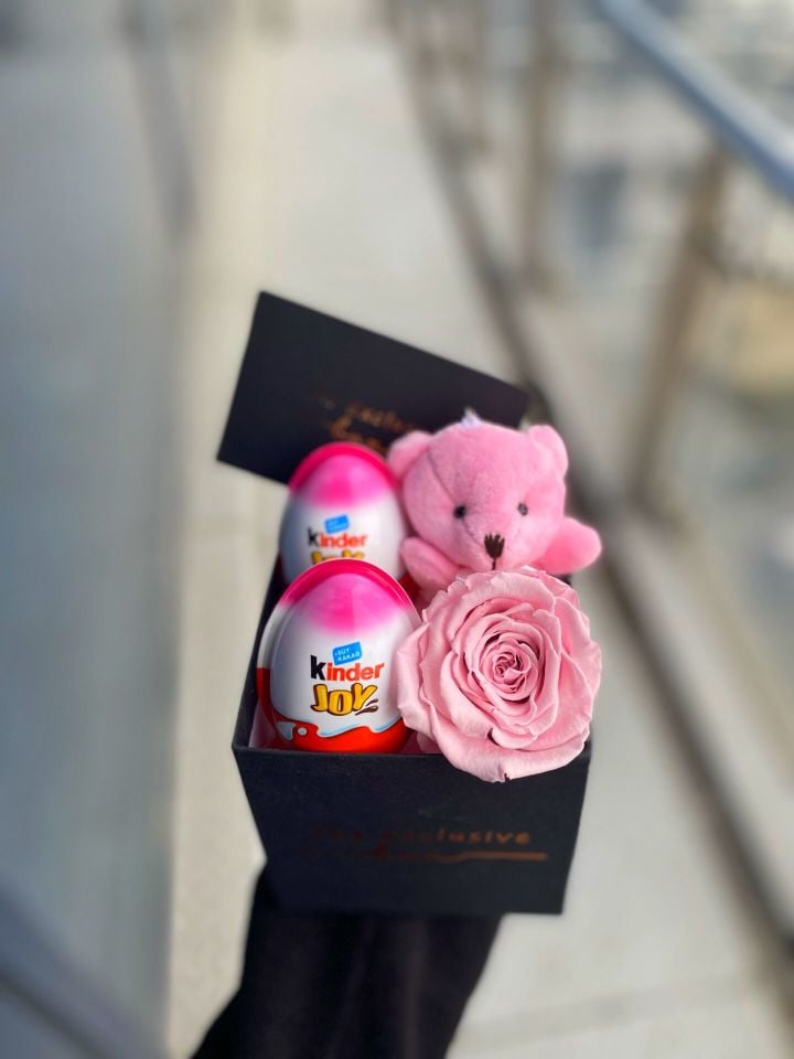 Solmayan Pembe Gül & Peluş Ayıcık & Kinder Joy Mini Hediye Seti