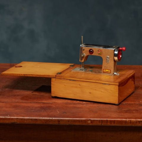 Bambi Toy Sewing Machine