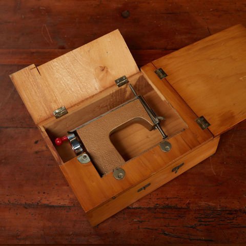 Bambi Toy Sewing Machine