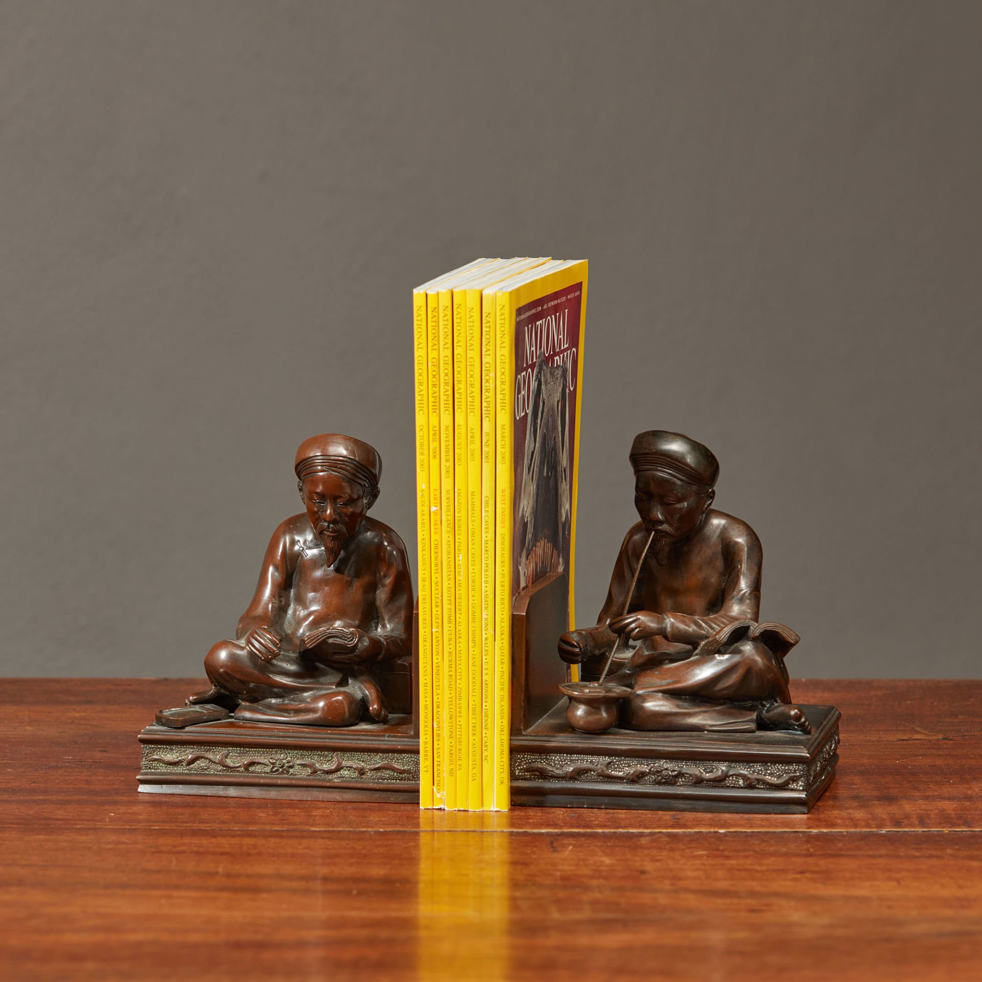 İki Çinli Kitap Tutacağı